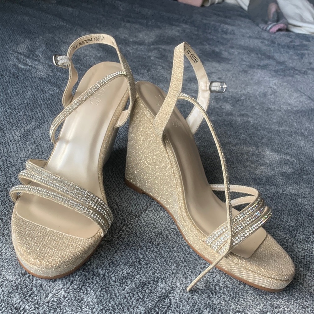 David’s Bridal Women’s Champagne Glitter Wedges